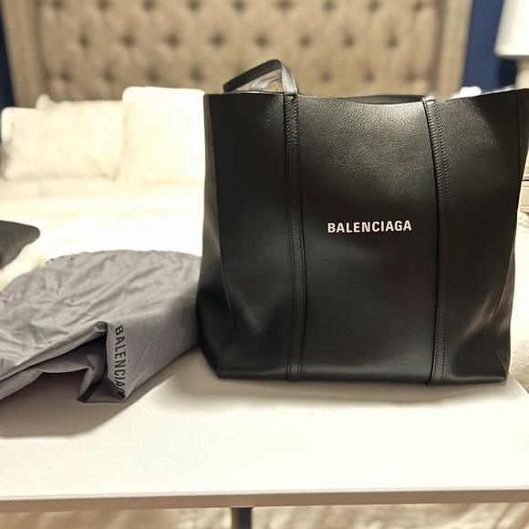 BALENCIAGA WOMEN'S EVERYDAY SMALL TOTE BAG IN BLACK - Picture 4 of 5